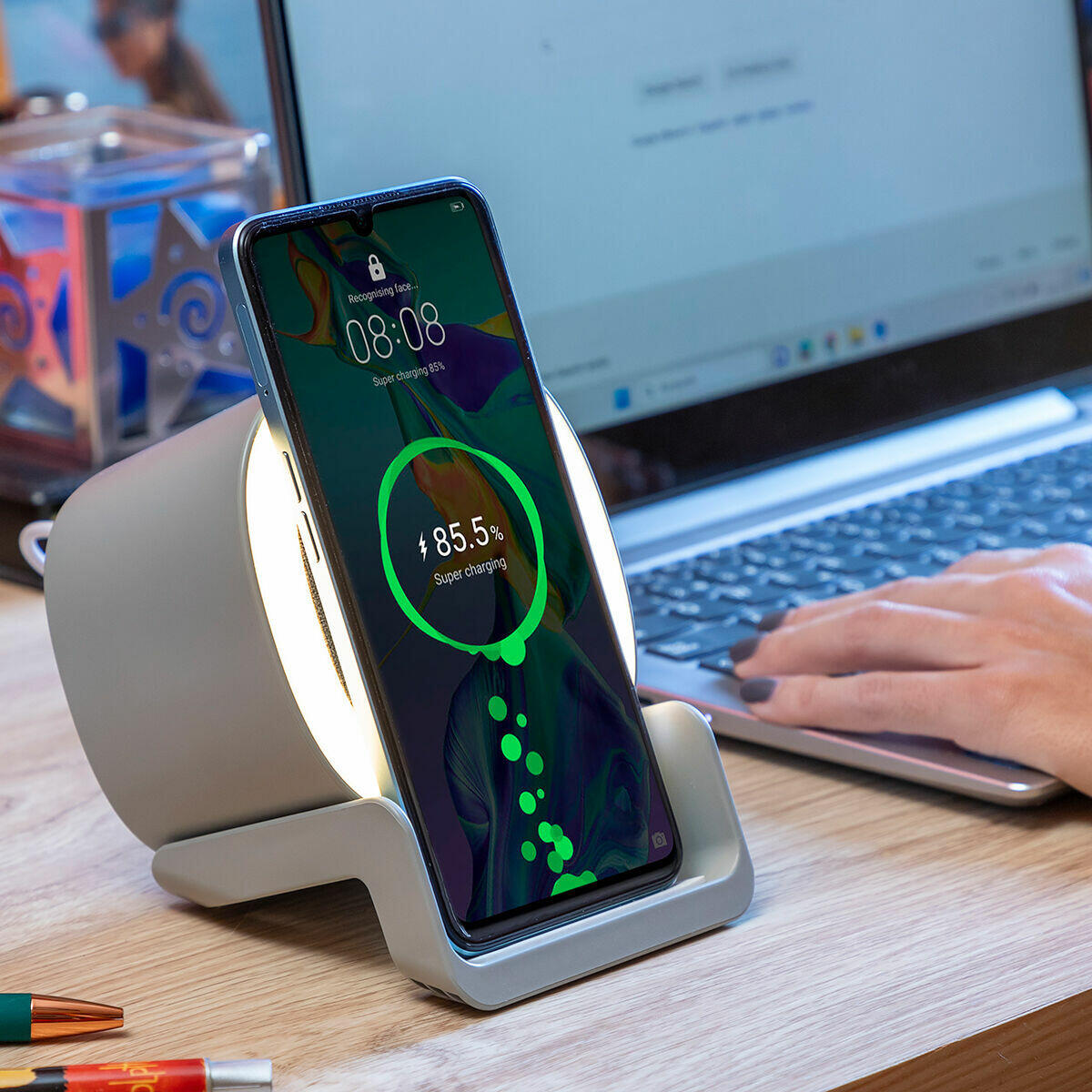 SoundCharge - Altavoz Cargador Inalámbrico con LED